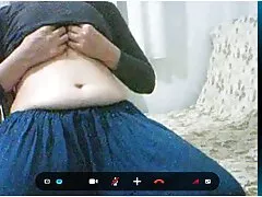 Simplemente inserte porno casero joven con madura su dedo en su coño.