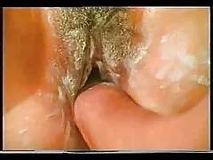 El tipo afortunado sirve la polla con dos putas. porno casero mayores
