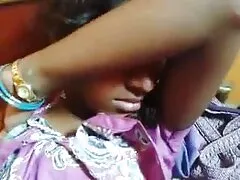 Niña ver videos caseros de maduras envuelve su coño ya adulto